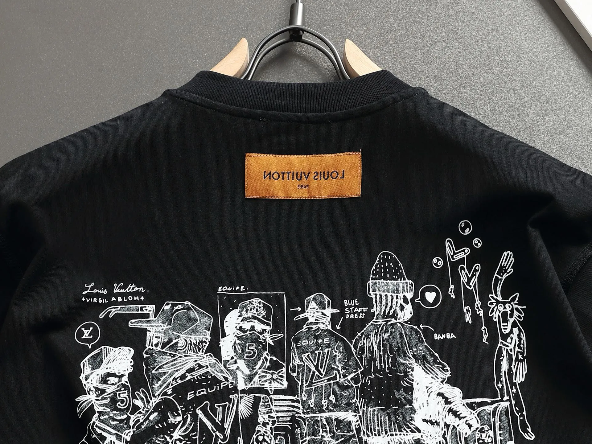 🅿️170 LV 25ss spring and summer printed short T series -1v Yayoi Kusama series pumpkin 🎃 pattern round neck short-sleeved T-shirt. Made of 32-count double yarn pure cotton 240g, washed at high temperature, will not shrink or fade. Comfortable to the touch, super texture❤️ Back-stitched cuff design, yellow back-mark embellishment, and a full set of accessories. A must-have for trendy men and trendy women, the classic drop-shoulder slightly wide version is available exclusively from stock!         ⚠️Only make high quality products, reject junk goods!  -Color: White Black -Size: XS S M L -Crowd: Unisex